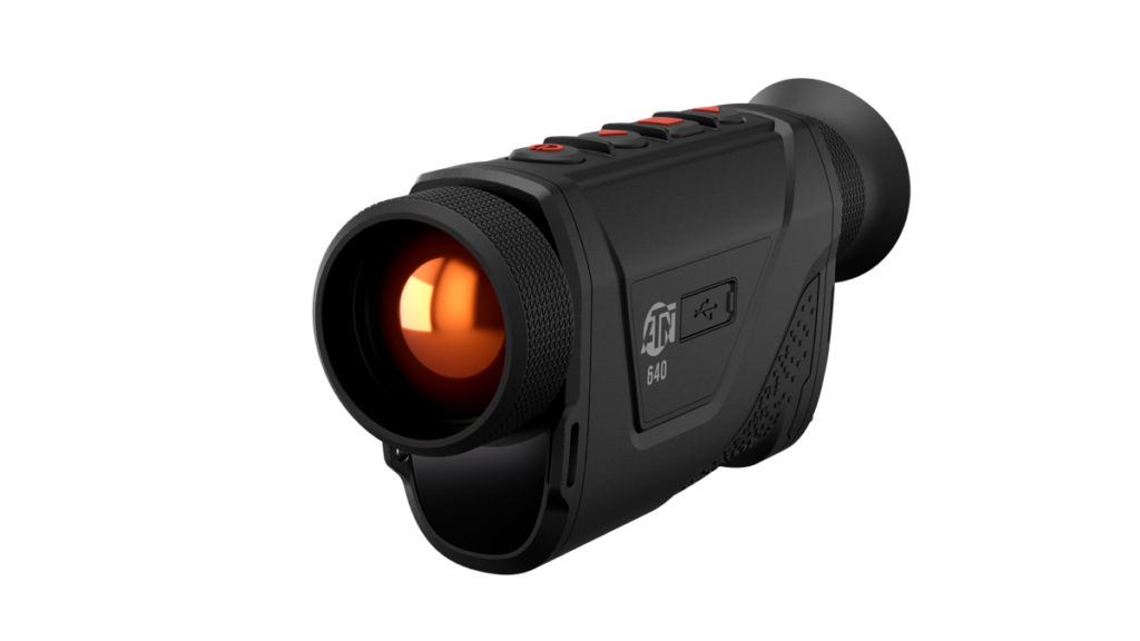 ATN BlazeHunter termisk monokular snett framifrån med orange objektivlins, ATN 640-märkning och USB-lucka