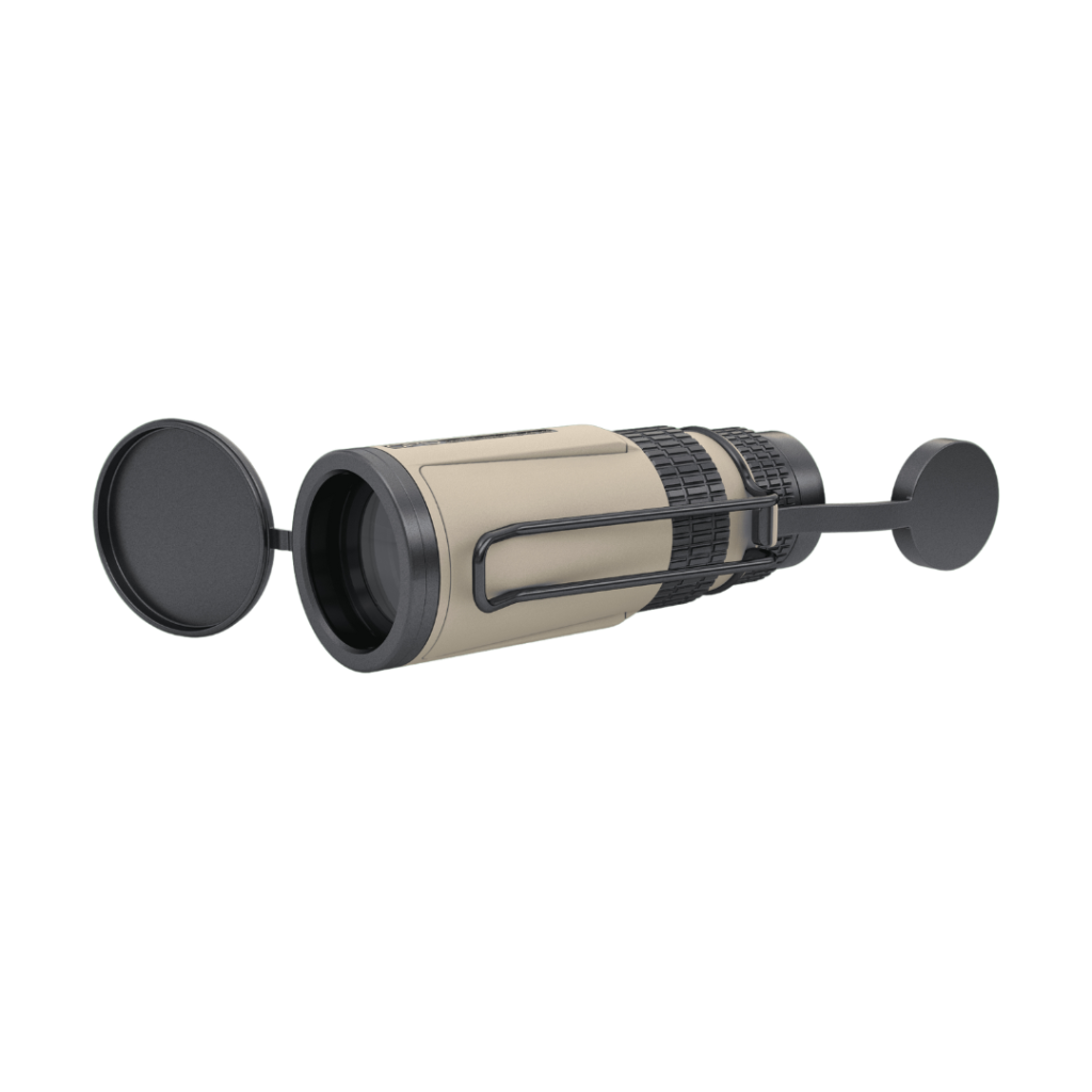 GPO TAC Mono 10x42 HD i sandfärgat hölje snett framifrån med objektivet och båda linsskydden öppna