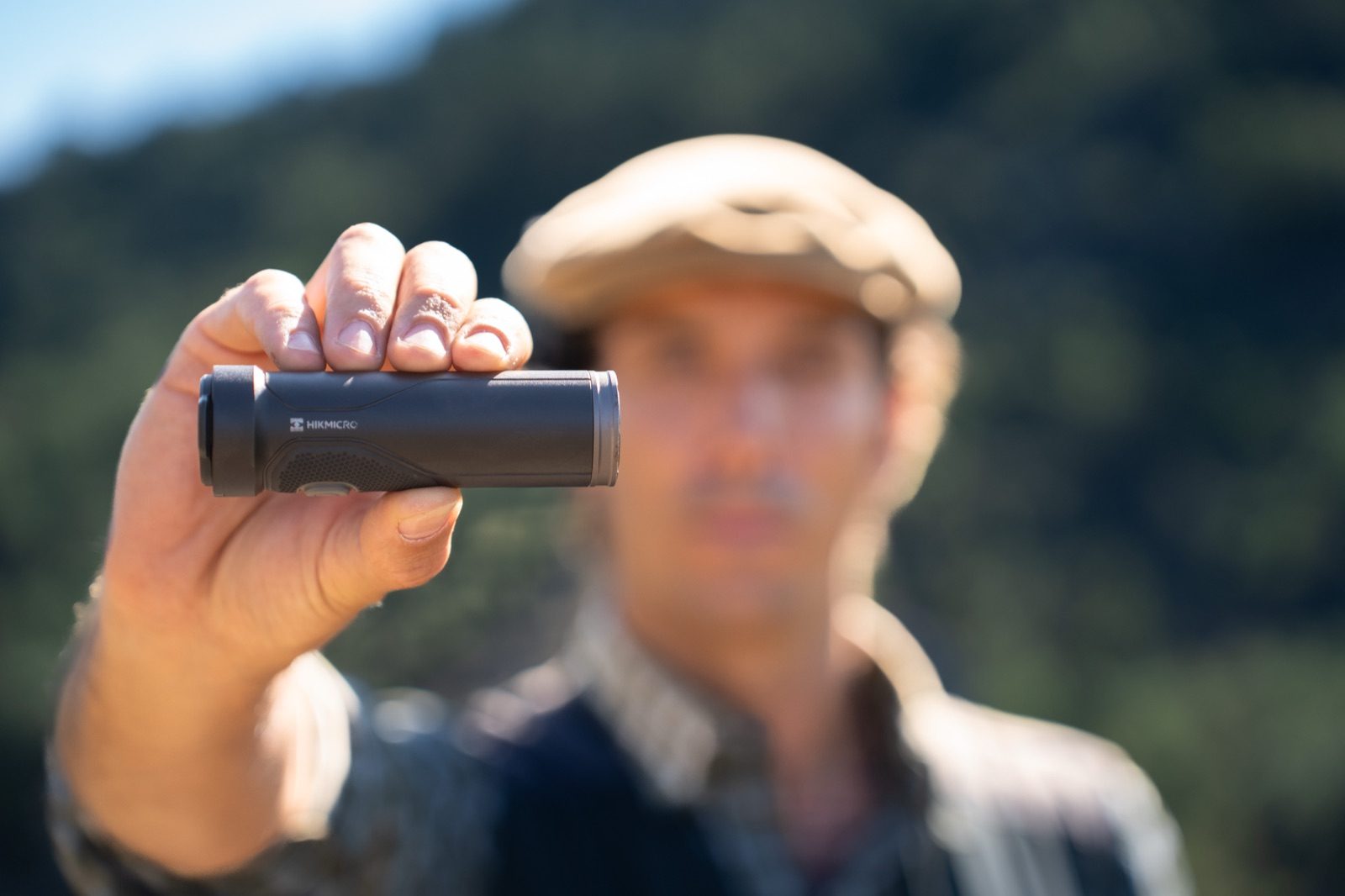 HIKCam A7E i en hand – kameran är 103,5 mm lång och väger 138,6 gram