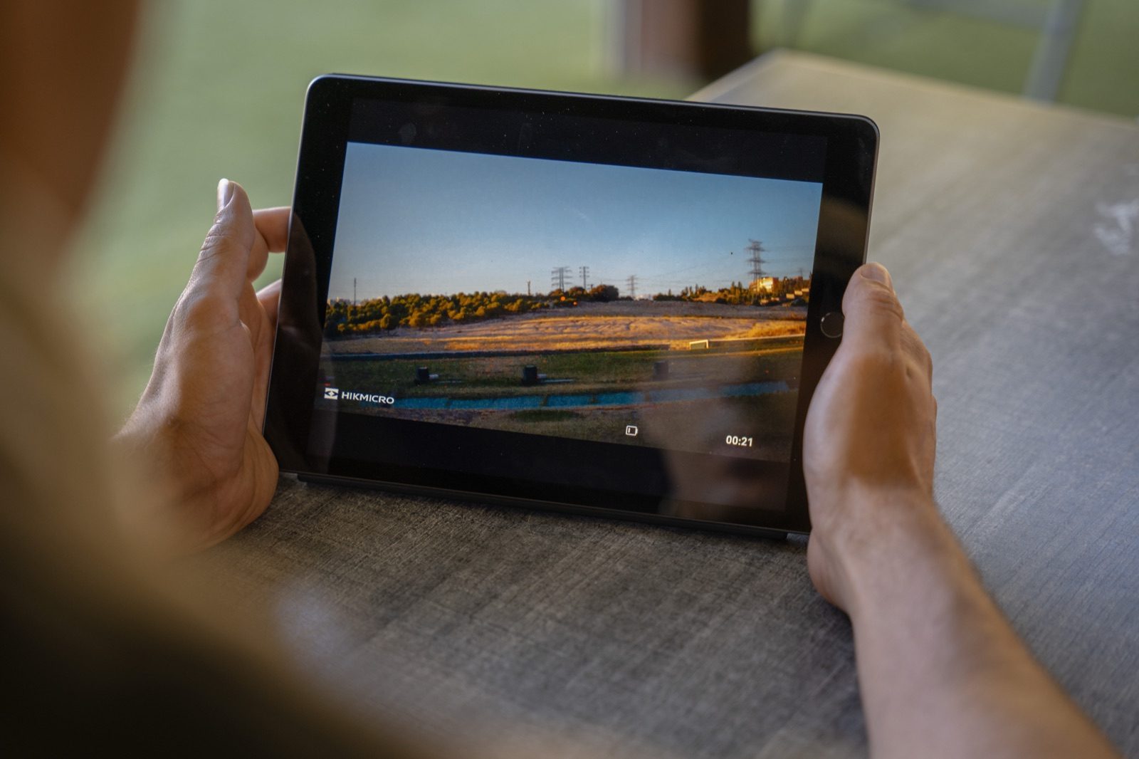 Repris från HIKCam A7E granskas i HIKMICRO Sight-appen på en surfplatta