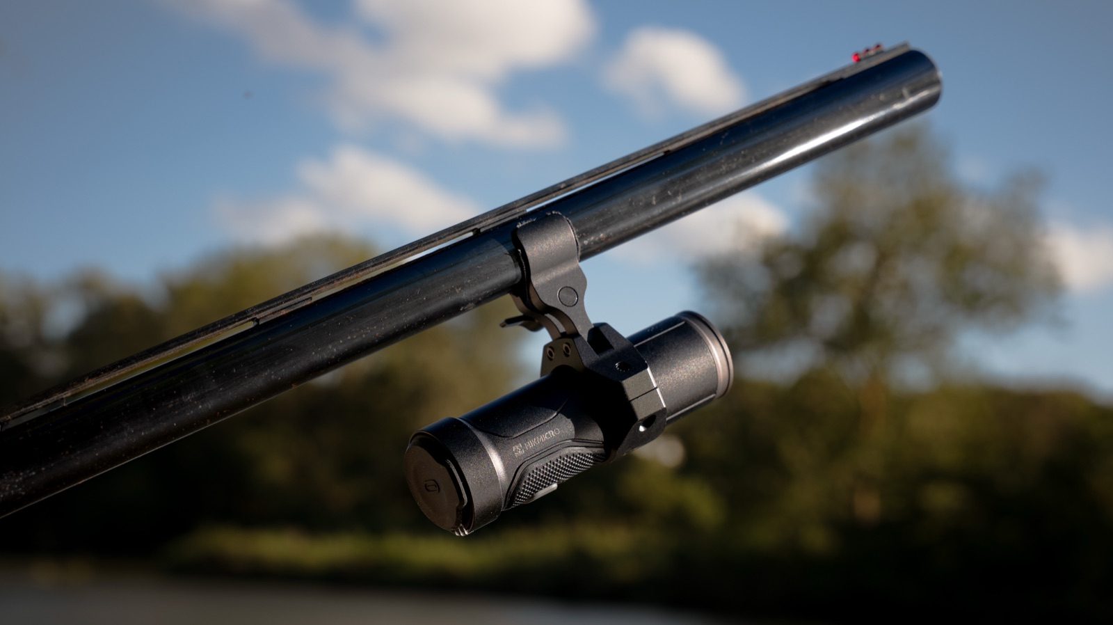 HIKMICRO HIKCam A7E vapenkamera monterad under hagelgevärspipa mot blå himmel