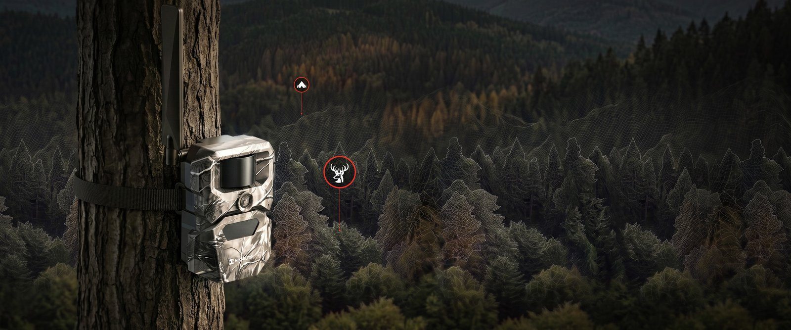 HIKMICRO T16 4G-åtelkamera med antenn monterad på trädstam, blickar ut över mörk barrskog