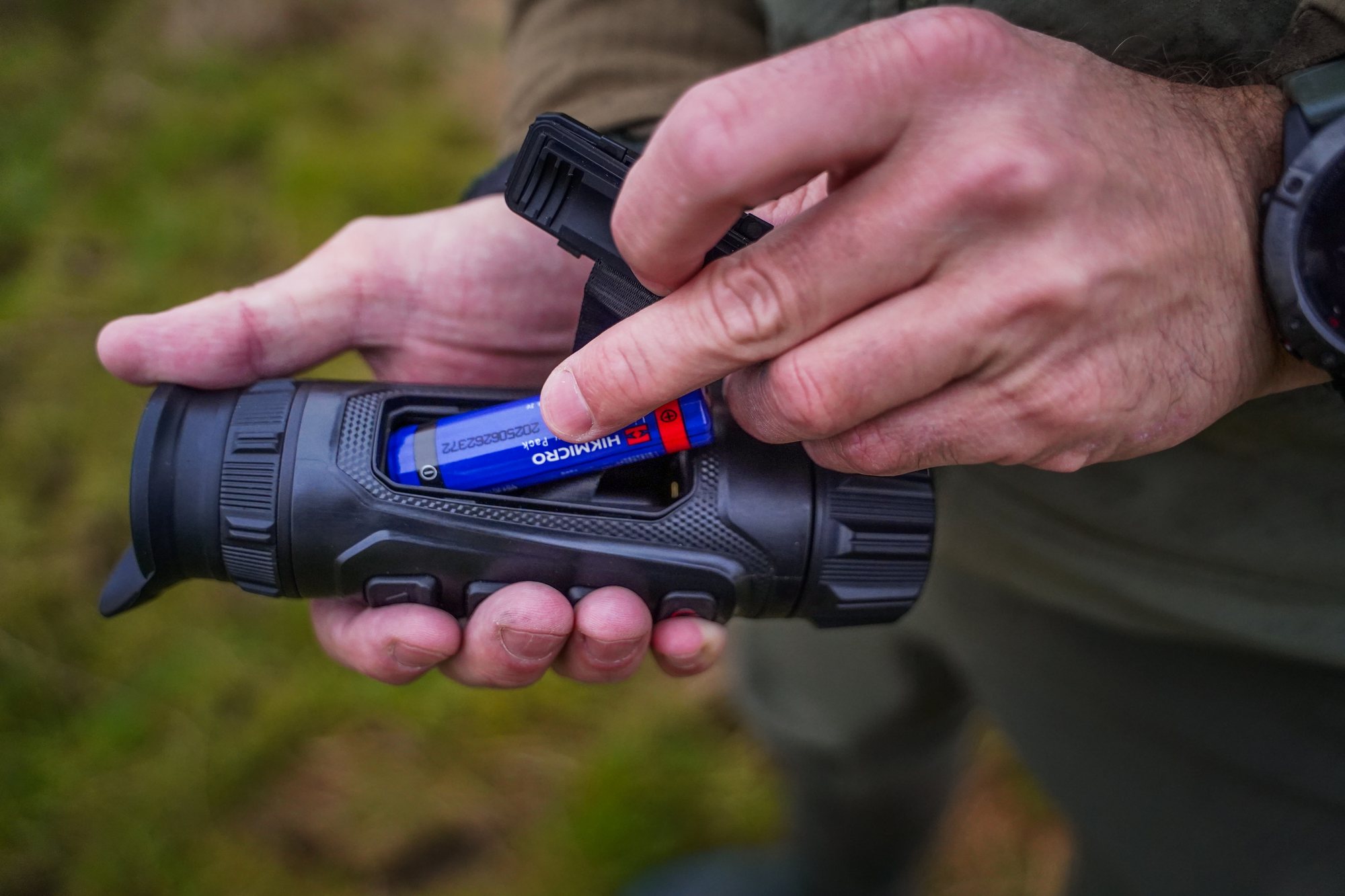 Jägare byter det utbytbara 18650-batteriet i HIKMICRO LYNX 3.0 termisk monokulär – visar storleken i handen